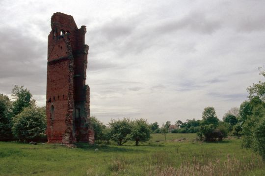 Ruine des Kirchturms der Kirche von Groß-Schorellen / Adlerswalde / Saratovskoje Blickrichtung Westen